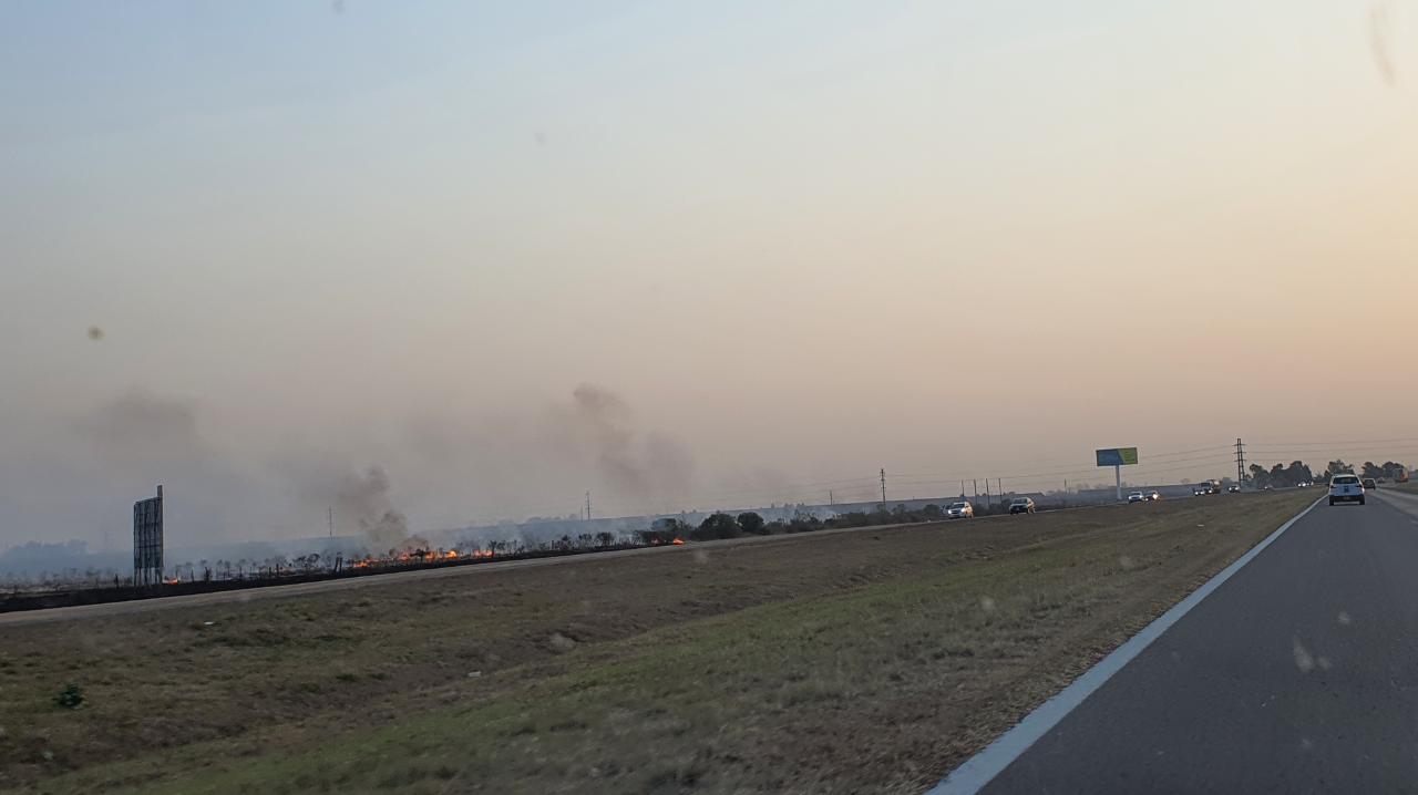 Peligro al volante: un voraz incendio en un basural de Perez desató el caos en Autopista a la altura de Funes